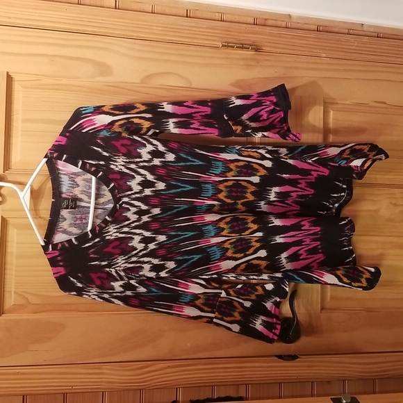 WinWin Tops - Win Win Flare Bottom Tunic Size S-M.